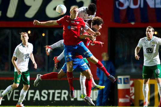 Hammarbys Joseph Aidoo i nickduell mot Helsingborgs Peter