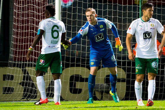 Hammarbys målvakt Ögmundur Kristinsson tackar Joseph
