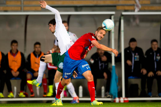 Helsingborgs Johan Mårtensson i duell mot Hammarbys Romulo