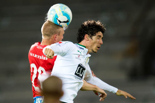 Helsingborgs Peter Larsson i nickduell mot Hammarbys Romulo