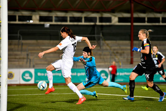 Rosengårds Lotta Schelin gör enkelt 2-0 bakom Umeås
