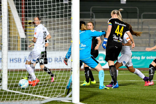 Rosengårds Lieke Martens gör 1-0 bakom Umeås målvakt