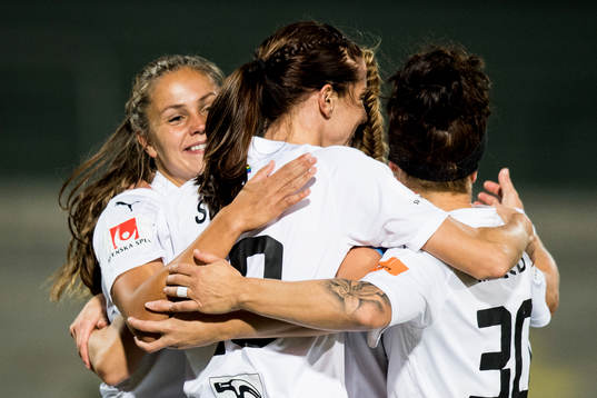 Rosengårds Lieke Martens och Ella Masar kramar om Lotta