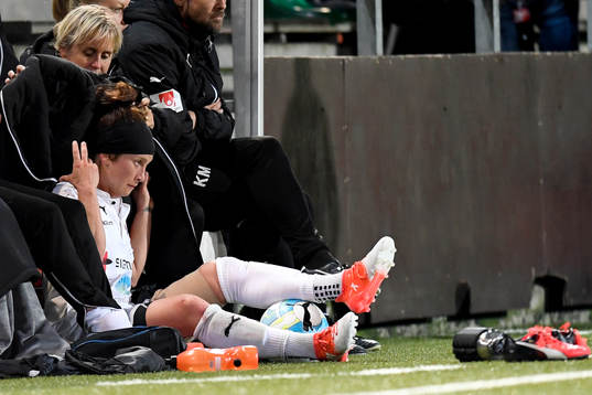 Rosengårds Ella Masar sitter skadad vid sidan av planen