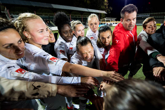 Rosengårds spelaret med Alexandra Lowe Riley (m) jublar