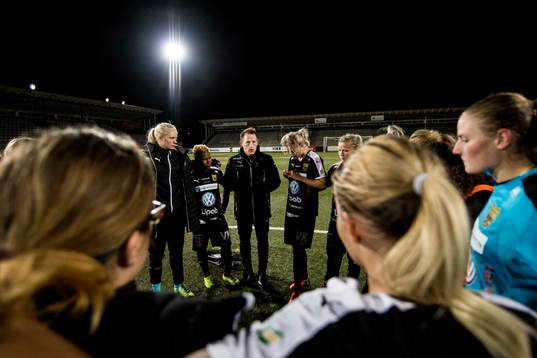 Umeås tränare Daniel Doverlind håller samling med sina