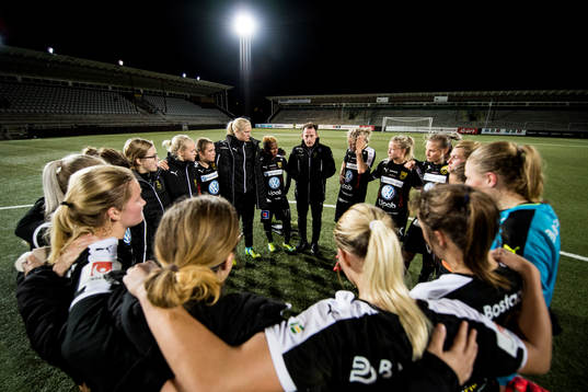 Umeås tränare Daniel Doverlind håller samling med sina
