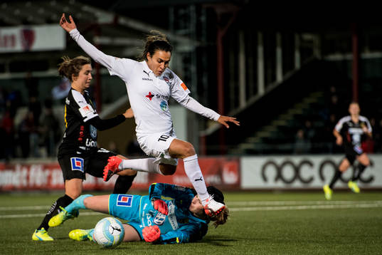 Rosengårds Marta Viera Da Silva mot Umeås målvakt Tove