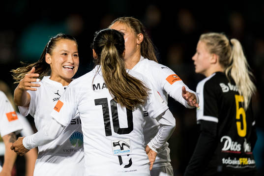 Rosengårds Alexandra Lowe Riley jublar med Marta Viera Da