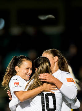 Rosengårds Alexandra Lowe Riley jublar med Marta Viera Da