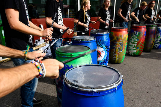 Beatpunkz underhåller utanför Lindab Arena