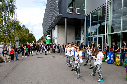 Beatpunkz underhåller utanför Lindab Arena