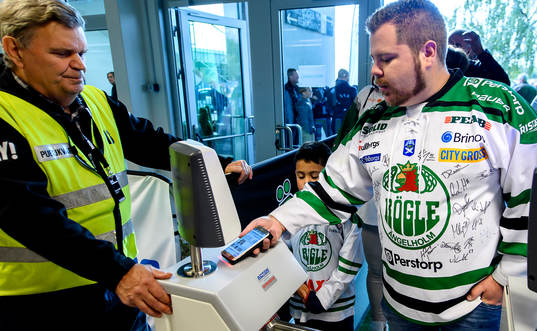 Matchbiljetten kontrolleras