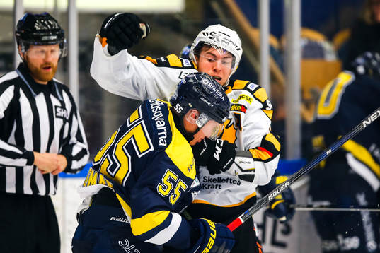 s Andreas Borgman  i bråk med  Skellefteås Pär Lindholm