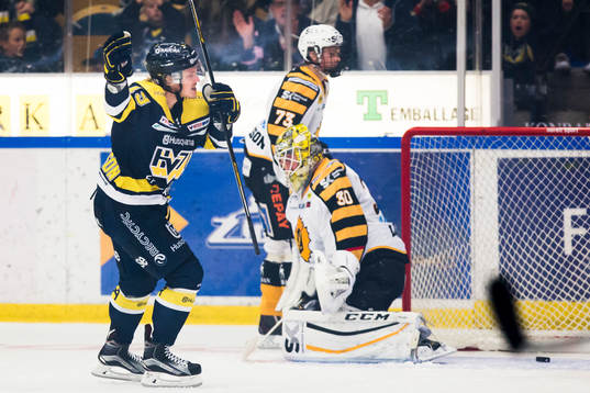 s Erik Andersson jublar, Skellefteås Linus Andersson och