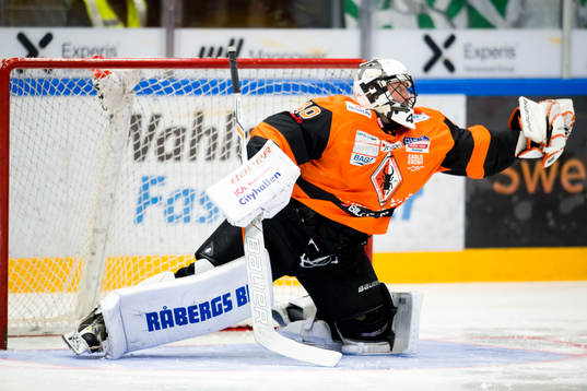 Karlskronas målvakt Johan Holmqvist fångar pucken