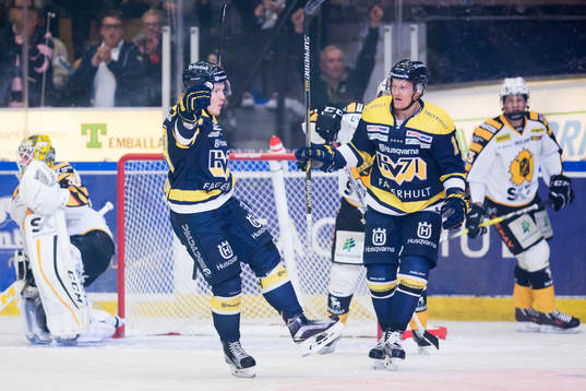 s Erik Andersson och Oscar Sundh jublar,  och Skellefteås
