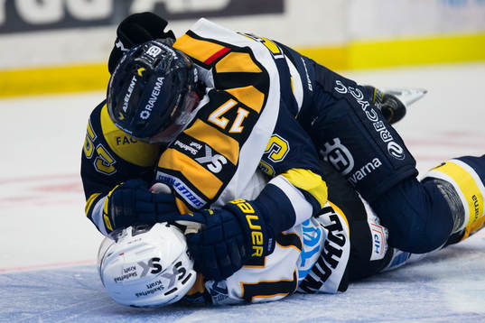 s Andreas Borgman  brottar ner Skellefteås Pär Lindholm