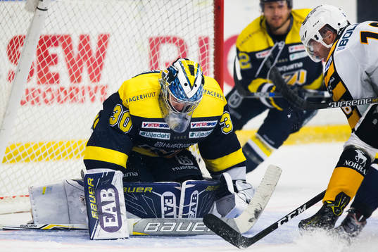 s målvakt Linus Söderström räddar framför Skellefteås