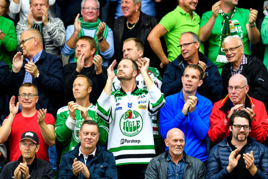 En Rögle supporter jublar