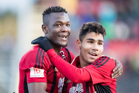 Östersunds Alhaji Gero och Östersunds Hosam Aiesh  jublar