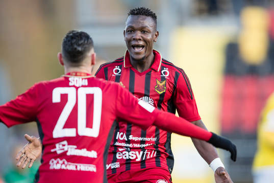 Östersunds Alhaji Gero och Östersunds Gabriel Somi jublar