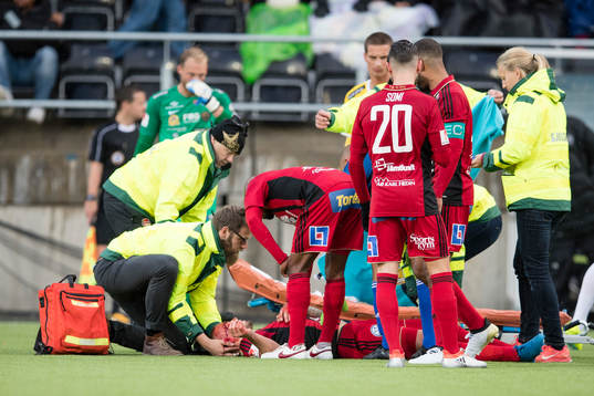 Östersunds Douglas Bergqvist skadar sig i en nickduell