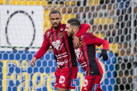 Östersunds Alex Dyer och Gabriel Somi jublar