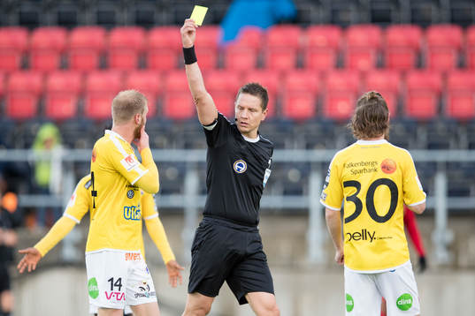 Domare Martin Strömbergsson ger gult kort till Falkenbergs