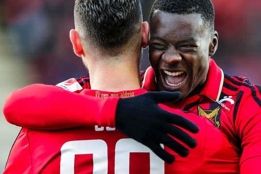 Östersunds Gabriel Somi och Ken Sema jublar