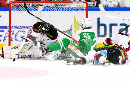 Rögles Mathias From rivs ner framför Malmö Redhawks