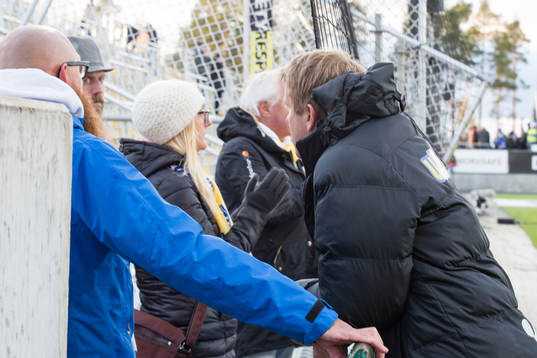 Falkenbergs tränare Hans Eklund pratar med supportrarna