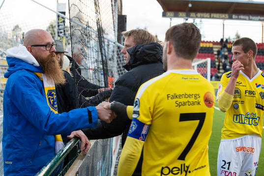 Falkenbergs tränare Hans Eklund pratar med supportrarna