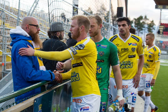 Falkenbergs spelare tackar supportrarna