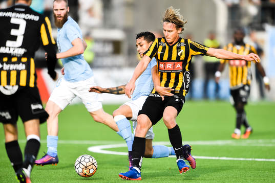 Malmö FFs Yoshimar Yotún och Häckens målvakt Peter