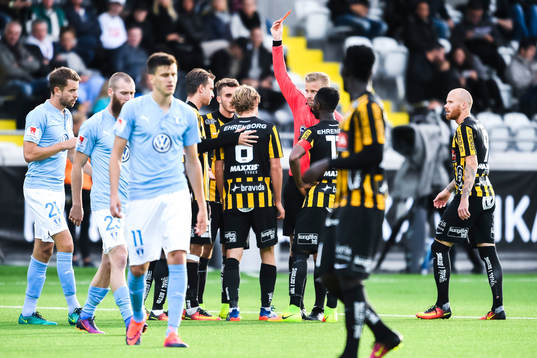 Häckens Rasmus Schuller får sitt andra gula kort och blir