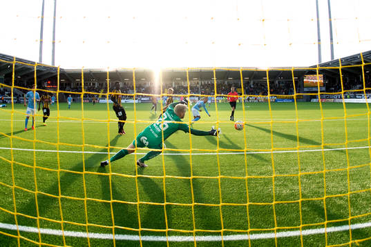 Malmö FFs Tobias Sana skjuter bollen till 2-4 bakom