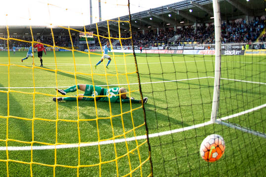 Malmö FFs Tobias Sana gör 2-4 bakom Häckens målvakt