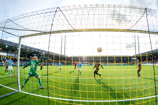 Malmö FFs Alexander Jeremejeff gör 2-3 bakom Häckens