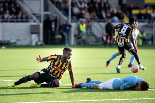 Häckens Mohammed Abubakari reagerar mot Malmö FFs Erdal