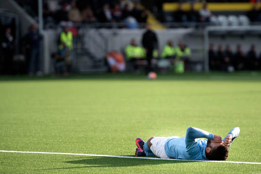 Malmö FFs Erdal Rakip ligger på gräset