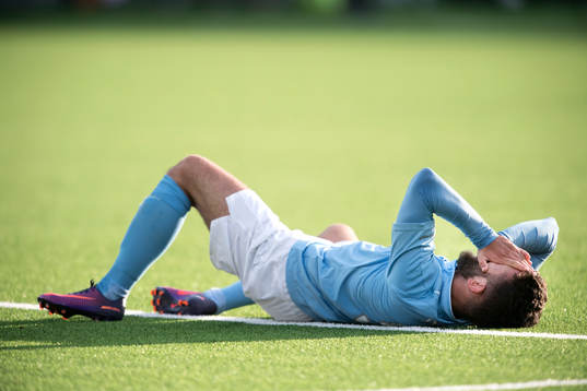 Malmö FFs Erdal Rakip ligger på gräset