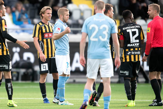 Häckens Rasmus Schuller reagerar mot domaren