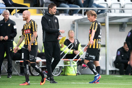 Häckens Rasmus Schuller pratar med fjärdedomaren Marcus