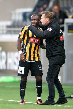 Häckens John Owoeri pratar med tränare Peter Gerhardsson