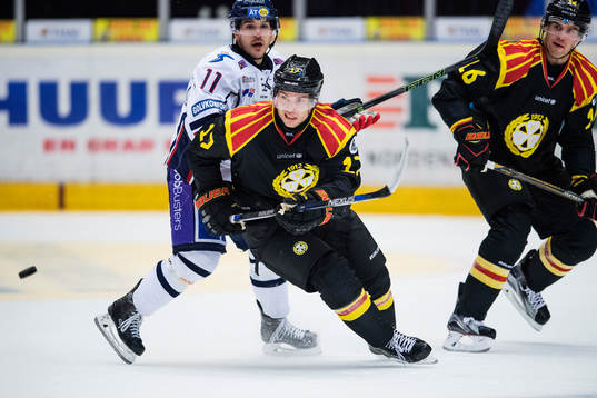 Brynäs Pathrik Westerholm och Daniel Paille utmanas av