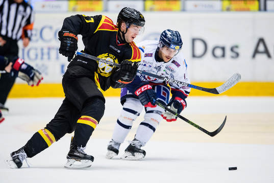 Brynäs Pathrik Westerholm och Linköpings Garret Roe