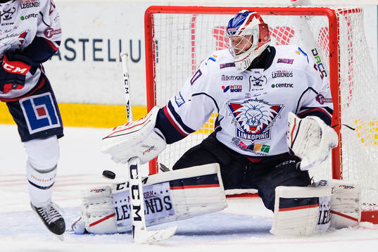 Linköpings målvakt Jacob Johansson med en räddning