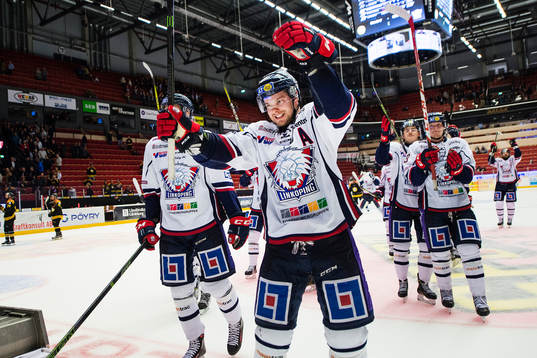 Linköpings spelare med Andrew Gordon längst fram jublar