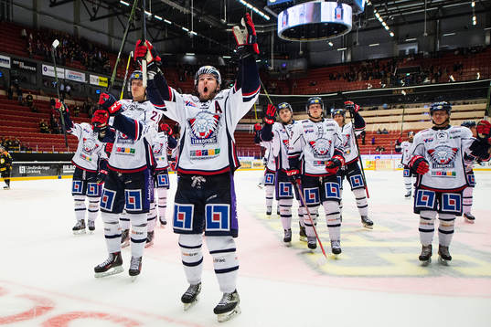 Linköpings spelare med Andrew Gordon längst fram jublar